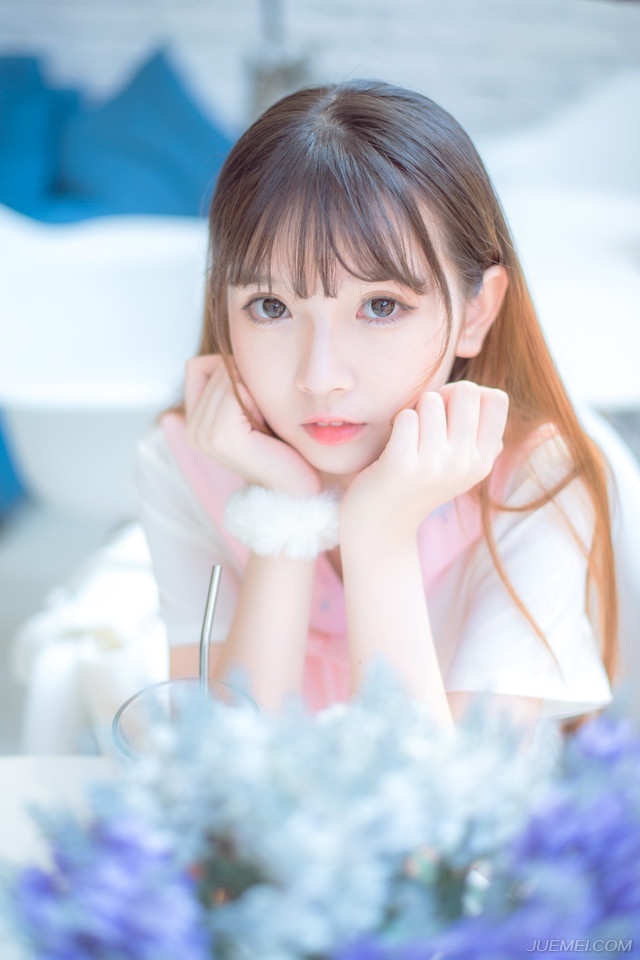 岁月极美在于它的必然流逝春花，秋月，夏日，冬雪。